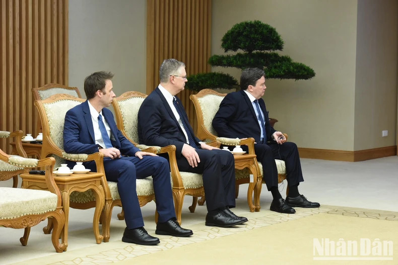 陪同美国国务卿安东尼·布林肯的美方代表团成员。 陪同美国国务卿安东尼·布林肯的美方代表团成员。