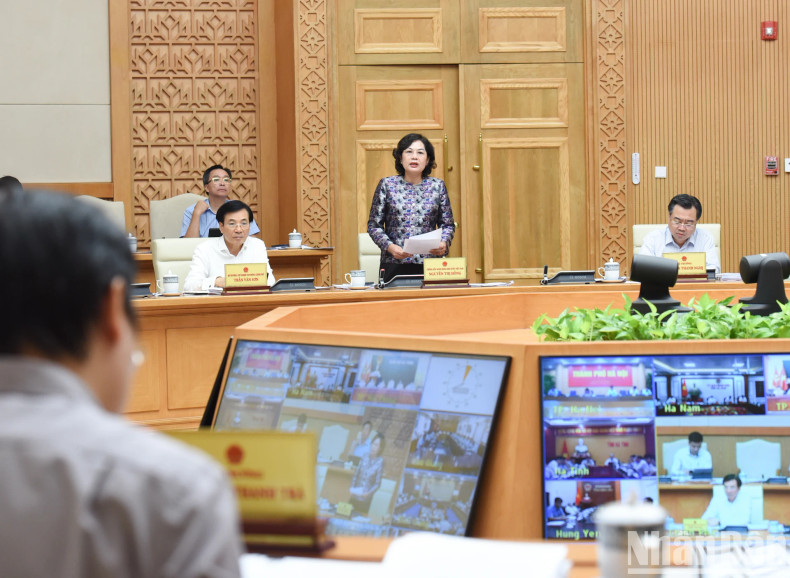 越南国家银行行长阮氏红在会上发表讲话。 越南国家银行行长阮氏红在会上发表讲话。