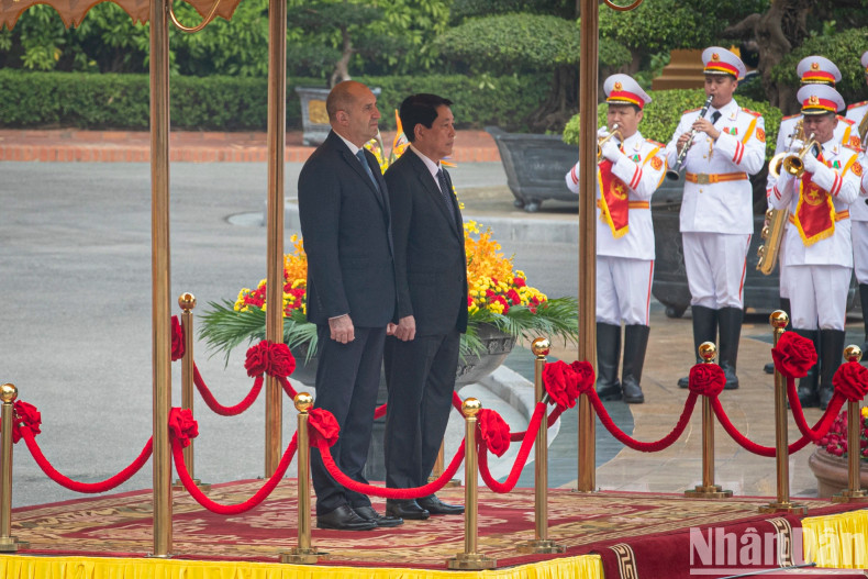 在梁强主席的陪同下，鲁门总统登上检阅台，军乐队奏起两国国歌。