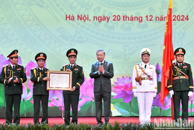 苏林总书记向越南人民军授予胡志明勋章。