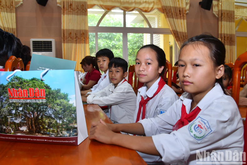 纳杭县奋发向上和贫困优秀生参加活动。 纳杭县奋发向上和贫困优秀生参加活动。