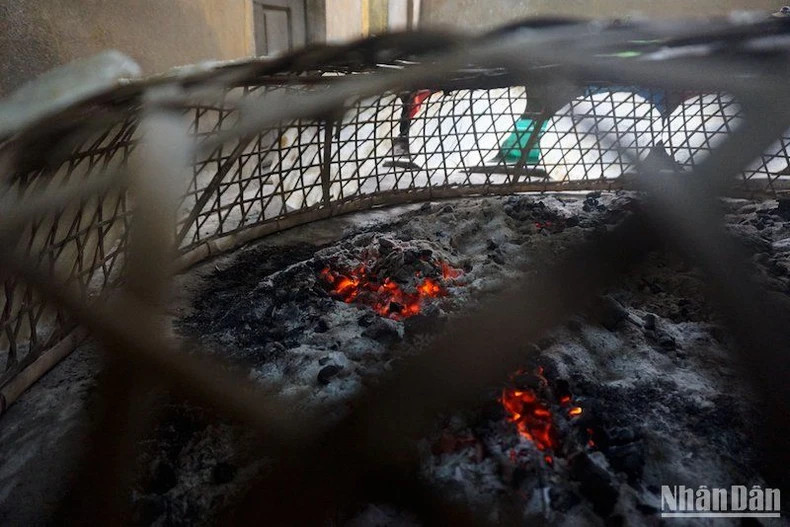 粹栾米皮完全是手工制作的，然后用木炭烘干。（英桃 摄）