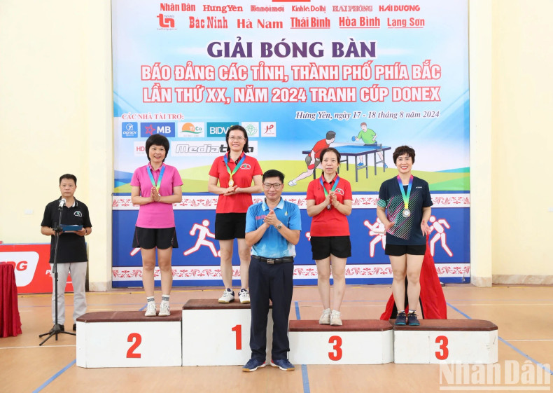 《兴安报》记者阮芳针获得45岁以上女子单打第一名。 《兴安报》记者阮芳针获得45岁以上女子单打第一名。