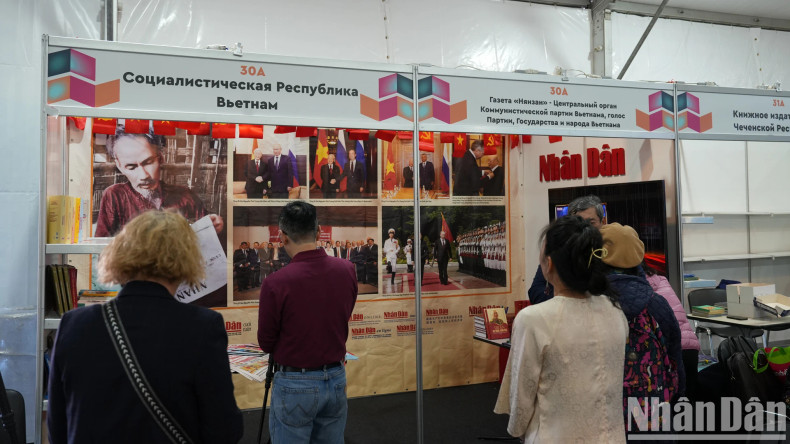 《人民报》社的展位位于书展正门处,也是书展最庄严的位置。展位里的书籍和报刊按照不同主题陈列,其中包括有关越南共产党、胡志明主席以及建设和保卫社会主义祖国的作品。 《人民报》社的展位位于书展正门处,也是书展最庄严的位置。展位里的书籍和报刊按照不同主题陈列,其中包括有关越南共产党、胡志明主席以及建设和保卫社会主义祖国的作品。