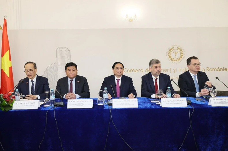 越南政府总理范明正与罗马尼亚总理出席越南与罗马尼亚商务论坛。 越南政府总理范明正与罗马尼亚总理出席越南与罗马尼亚商务论坛。