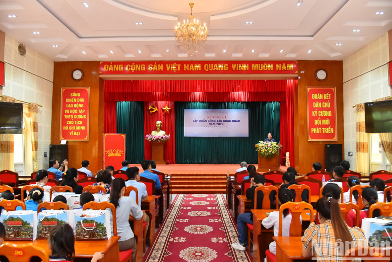 4月19日,《人民报》社工会在宣光省举行2024年工会工作培训会议并向纳杭(Na Hang)县贫困优秀学生赠送礼物。 4月19日,《人民报》社工会在宣光省举行2024年工会工作培训会议并向纳杭(Na Hang)县贫困优秀学生赠送礼物。