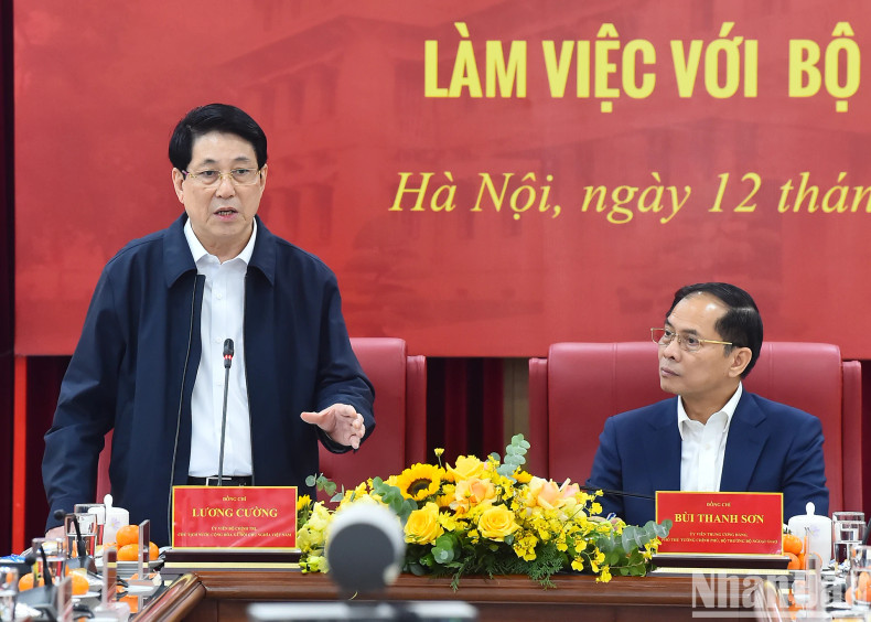 国家主席梁强在会上发表讲话。 国家主席梁强在会上发表讲话。