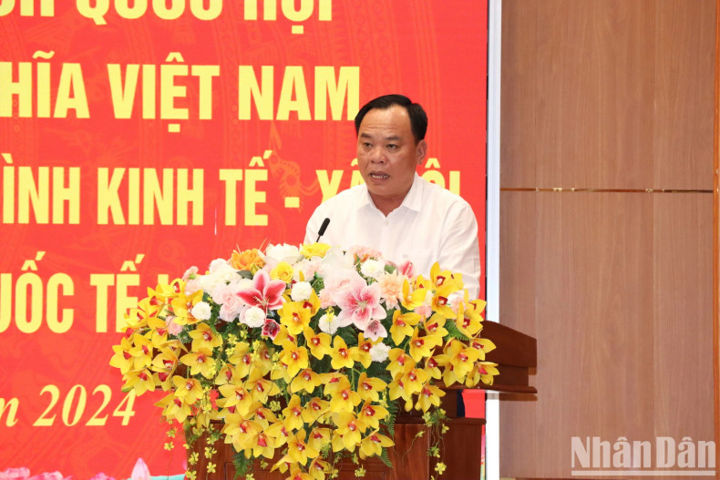 同奈省人委会代主席武晋德介绍同奈省经济社会发展情况。