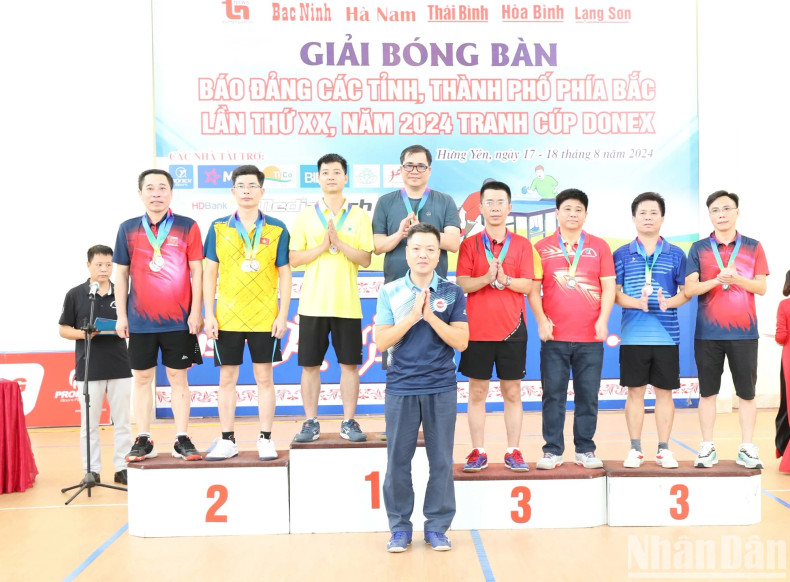 《兴安报》社记者阮黄玲、陈坚江获得45岁以下男子双打第一名。 《兴安报》社记者阮黄玲、陈坚江获得45岁以下男子双打第一名。