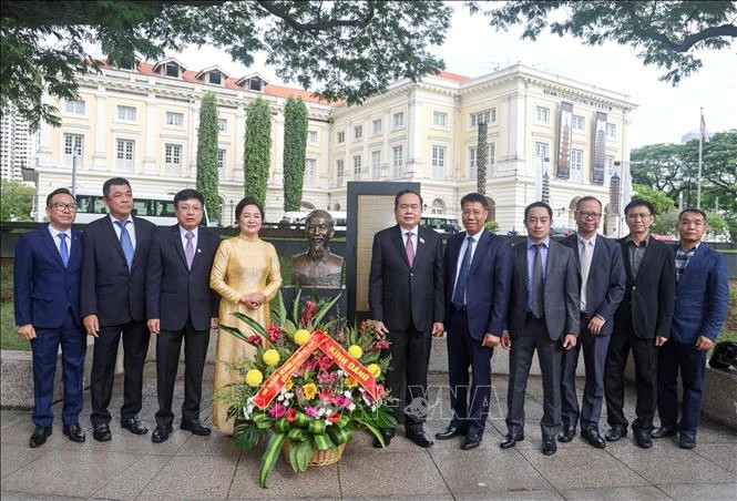 越南国会主席陈青敏在新加坡胡志明主席纪念碑前献花 。