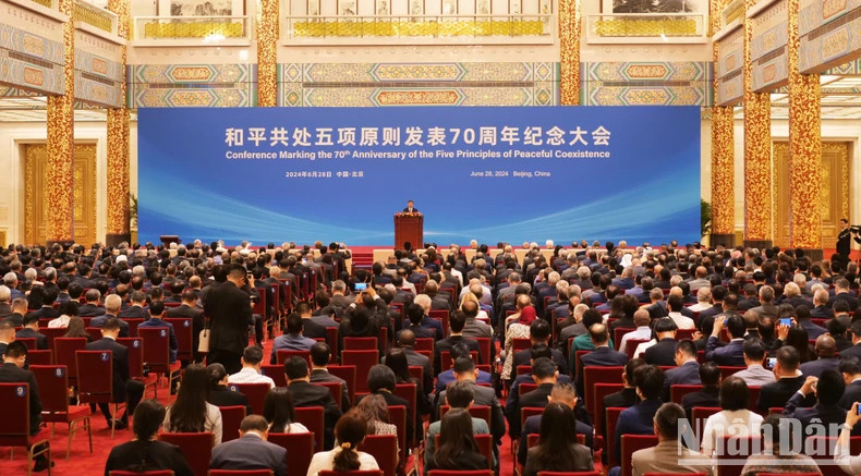 纪念大会场景。 纪念大会场景。