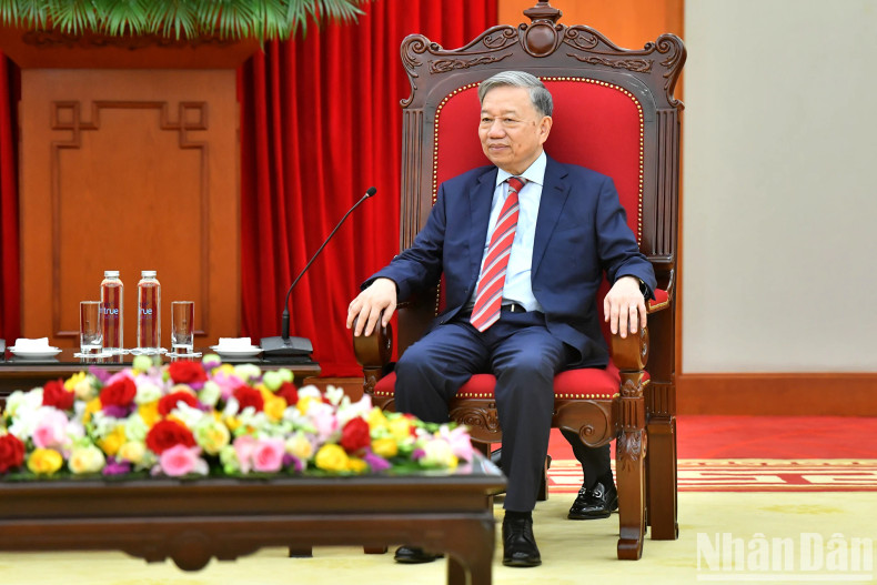 越共中央总书记苏林在会见亚美尼亚共和国议会议长阿伦·西蒙扬时发表讲话。 越共中央总书记苏林在会见亚美尼亚共和国议会议长阿伦·西蒙扬时发表讲话。