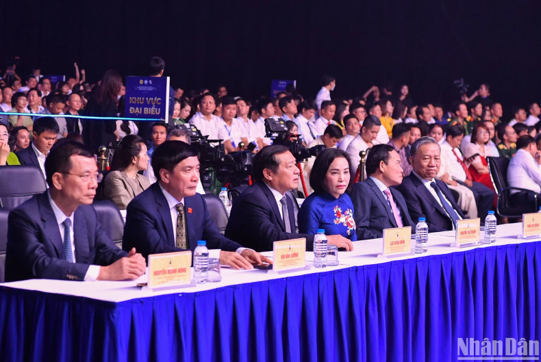 党和国家领导代表出席颁奖典礼。 党和国家领导代表出席颁奖典礼。