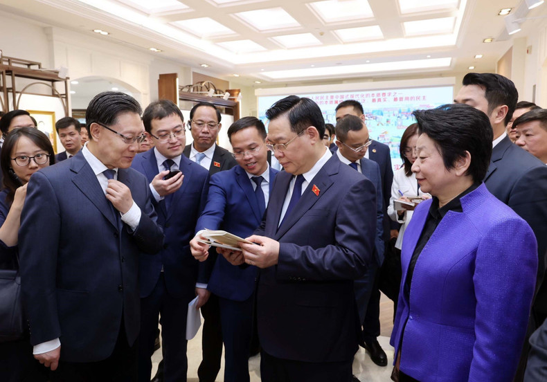 国会主席王廷惠一行造访上海市虹桥街道立法联系点。 国会主席王廷惠一行造访上海市虹桥街道立法联系点。
