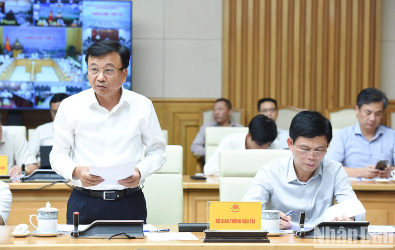 交通运输部代表作重点交通工程建设进度报告。