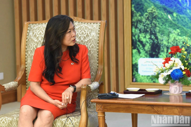 加拿大出口促进、国际贸易和经济发展部部长玛丽·吴在会见时发表讲话。