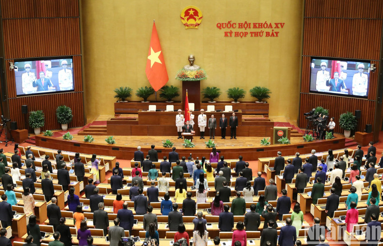 国会主席陈青敏在国会大厦延鸿大会堂进行就职宣誓仪式的场景。 国会主席陈青敏在国会大厦延鸿大会堂进行就职宣誓仪式的场景。