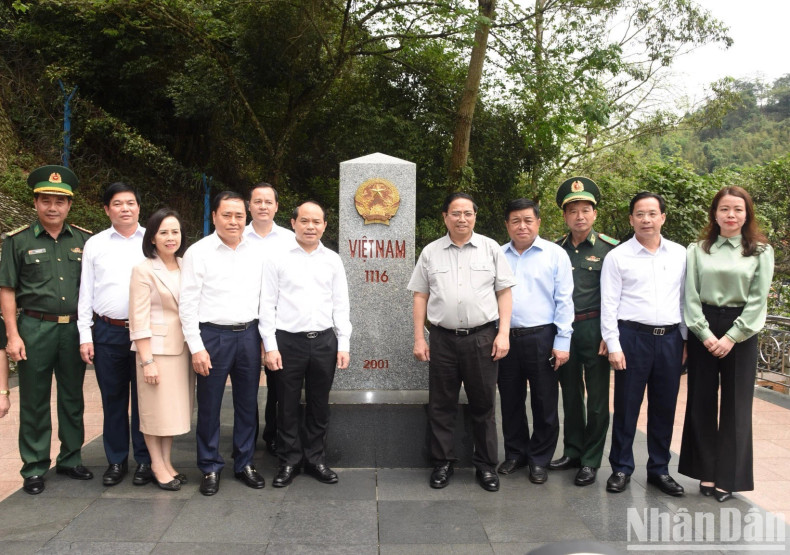 范明正总理一行造访谅山省友谊国际口岸的第1116号界碑。 范明正总理一行造访谅山省友谊国际口岸的第1116号界碑。