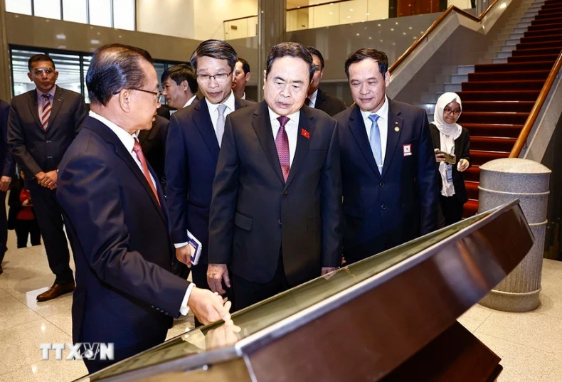 越南国会主席陈青敏同新加坡国会议长谢健平造访新加坡国会总部。