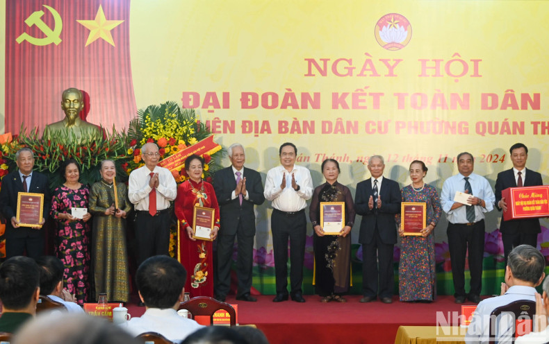 国会主席陈青敏向馆圣坊集体和结婚时间超过50年的各对夫妻送礼物。 国会主席陈青敏向馆圣坊集体和结婚时间超过50年的各对夫妻送礼物。