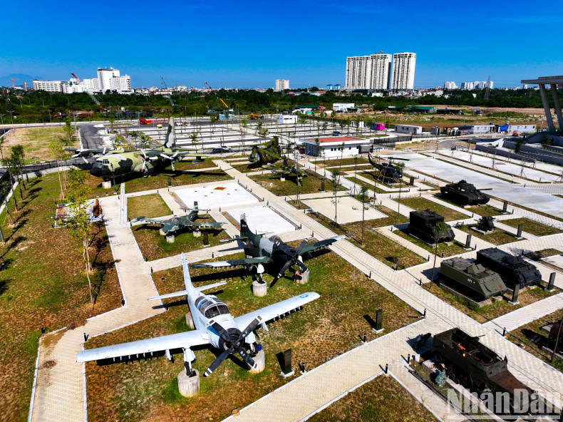博物馆室外右侧的空间展示了法国军队和美国军队在越南战争期间使用的武器、装备,如:火炮、步兵战车、坦克。 博物馆室外右侧的空间展示了法国军队和美国军队在越南战争期间使用的武器、装备,如:火炮、步兵战车、坦克。