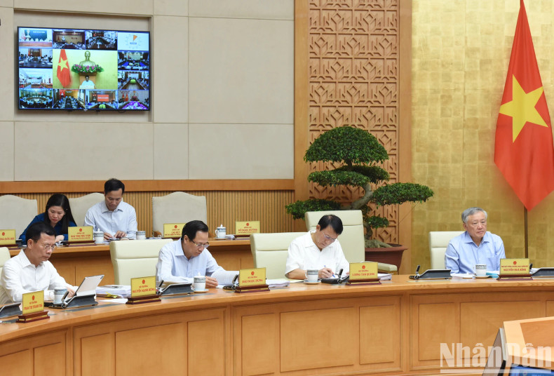 各位政府副总理、中央部委行业机关领导与会。 各位政府副总理、中央部委行业机关领导与会。