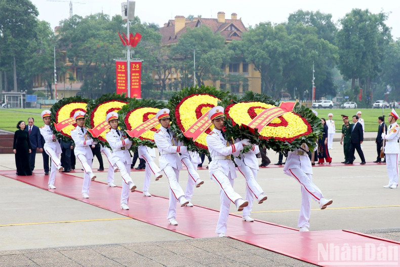 代表团的花圈飘带上写道:“永远铭记伟大的胡志明主席的功劳”。 代表团的花圈飘带上写道:“永远铭记伟大的胡志明主席的功劳”。