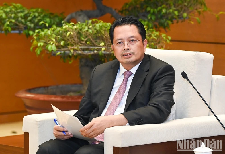 印度尼西亚参议院副主席马胡丁在会见时发表讲话。