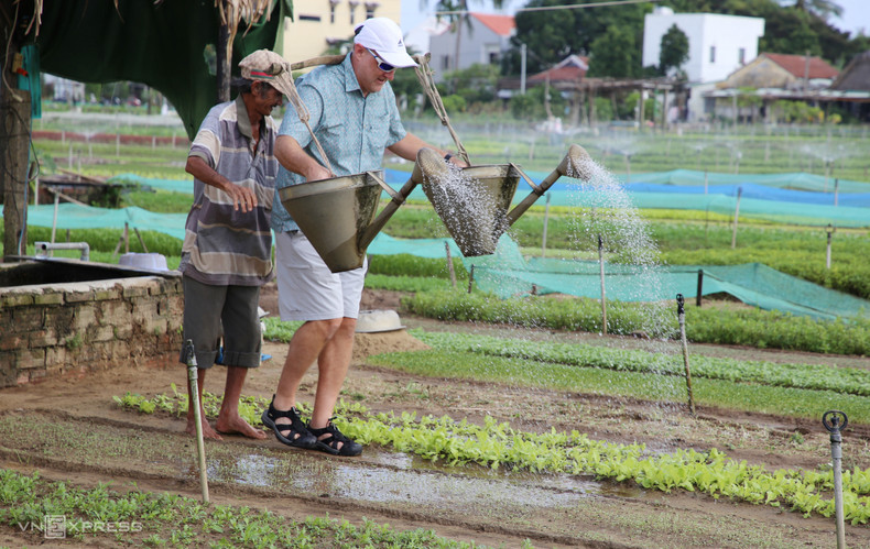 越南茶桂蔬菜村x吸引众多国际游客前来参观体验。(图片来源:vnexpress.net) 越南茶桂蔬菜村x吸引众多国际游客前来参观体验。(图片来源:vnexpress.net)