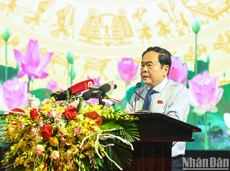 国会主席陈青敏在会上发表指导性讲话。