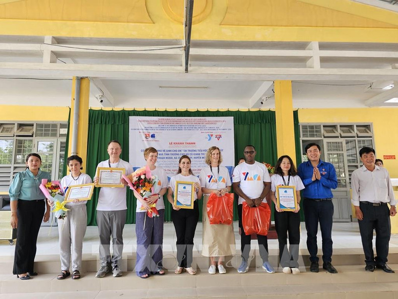 美国志愿者在槟椥省开展公益活动。（图片来源：越通社）