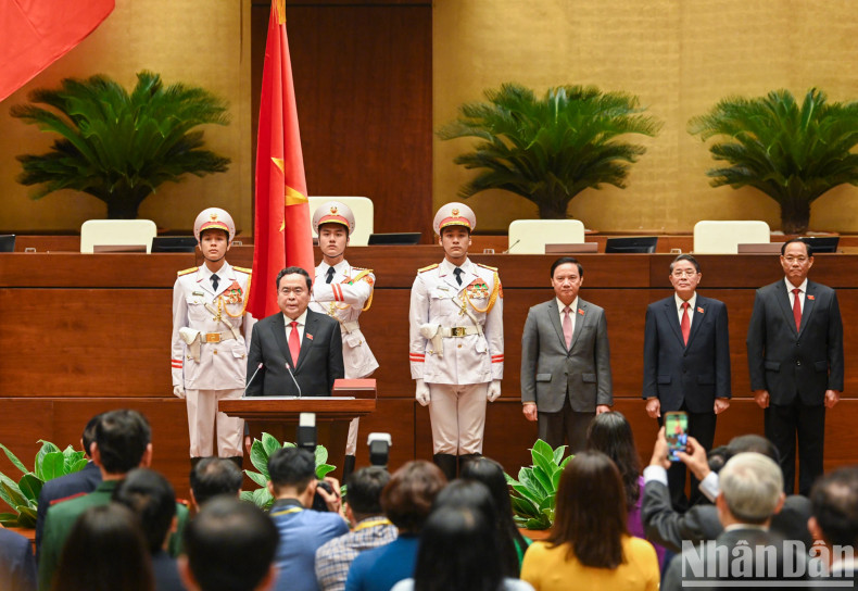 国会主席陈青敏在国会大厦延鸿大会堂进行就职宣誓仪式。 国会主席陈青敏在国会大厦延鸿大会堂进行就职宣誓仪式。