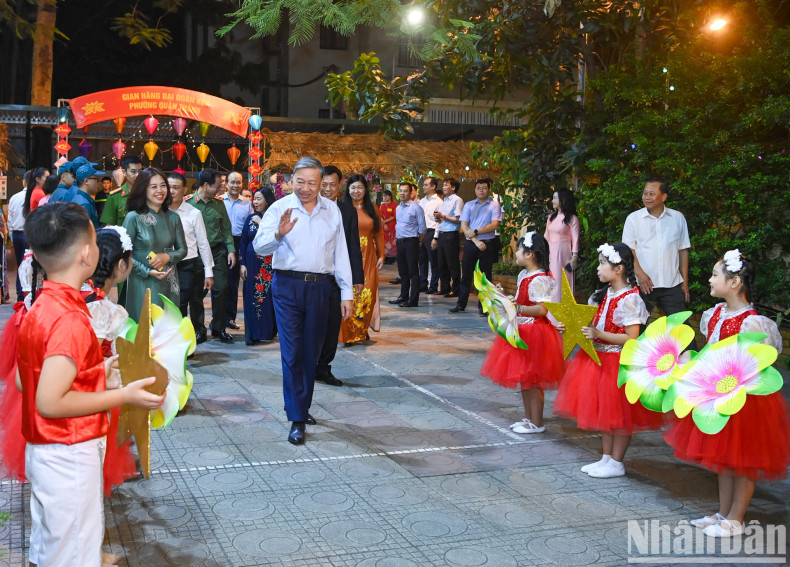 越共中央总书记苏林出席河内市巴亭郡馆圣坊全民族大团结日活动。 越共中央总书记苏林出席河内市巴亭郡馆圣坊全民族大团结日活动。