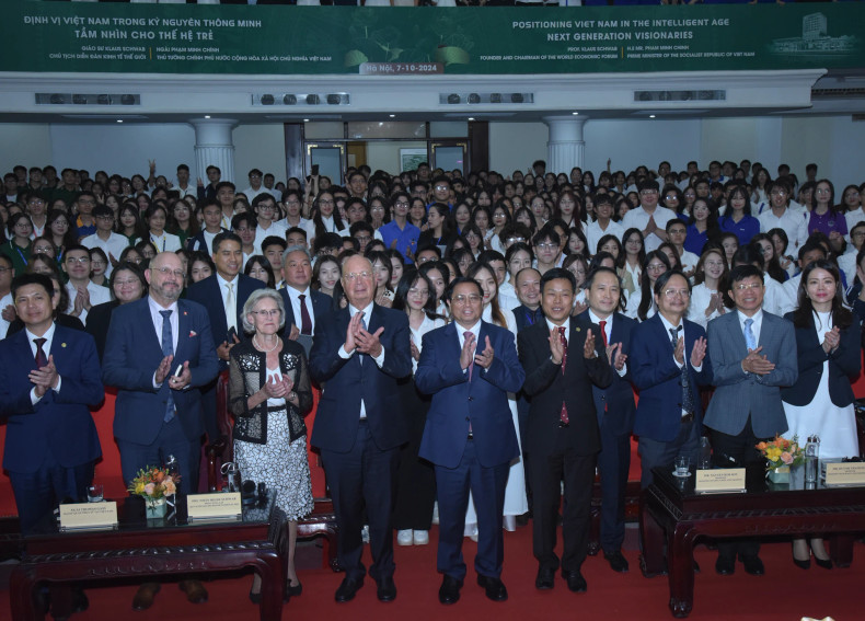 政府总理范明正和世界经济论坛主席克劳斯·施瓦布与越南各所高等院校的老师和学生。 政府总理范明正和世界经济论坛主席克劳斯·施瓦布与越南各所高等院校的老师和学生。