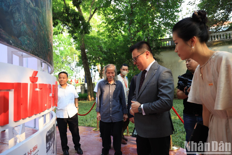 《人民报》社总编辑黎国明和各位代表参观纪念奠边府大捷70周年全景图互动展。 《人民报》社总编辑黎国明和各位代表参观纪念奠边府大捷70周年全景图互动展。
