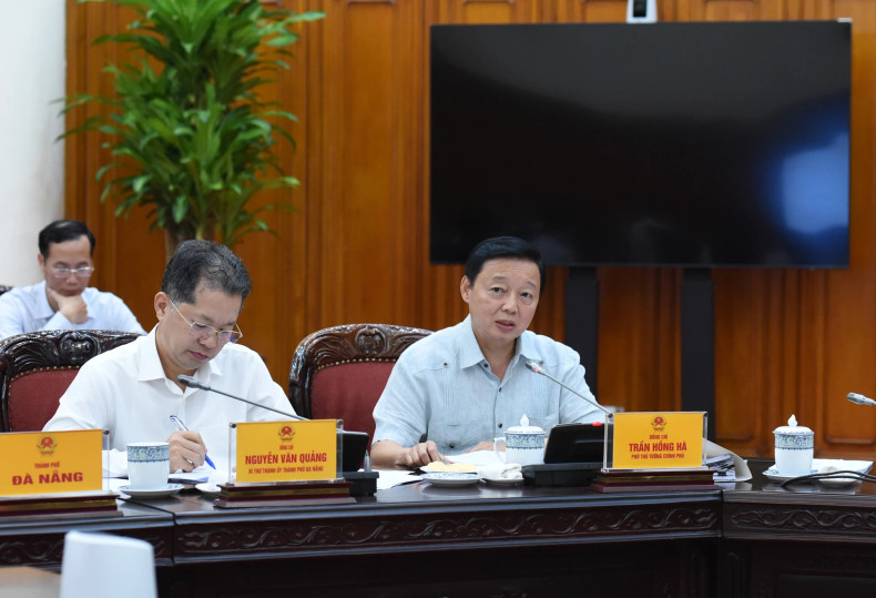 政府副总理陈红河在会上发表讲话。