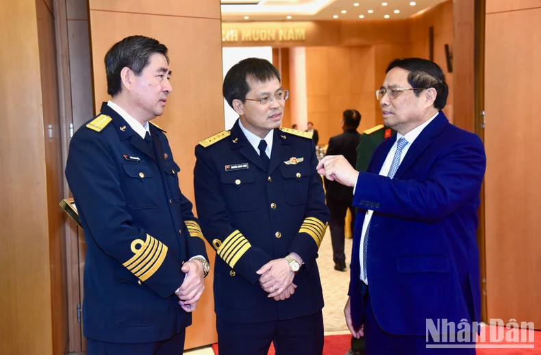 范明正总理和与会代表交流。（陈海 摄）