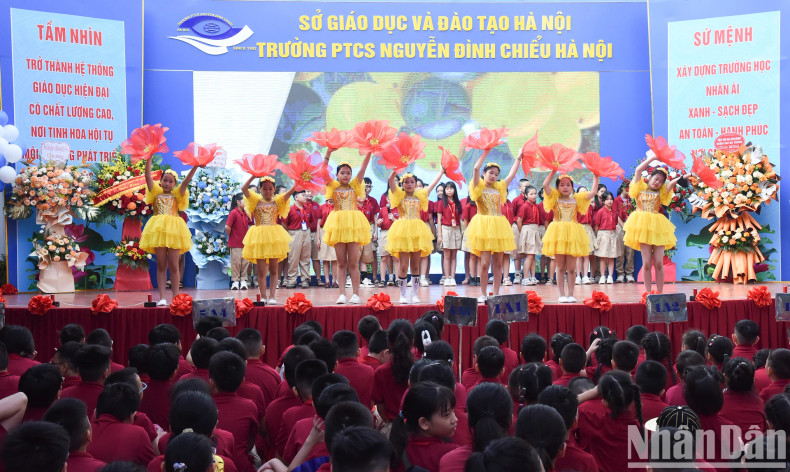 阮廷炤初中学校学生在开学典礼上的文艺表演节目。 阮廷炤初中学校学生在开学典礼上的文艺表演节目。