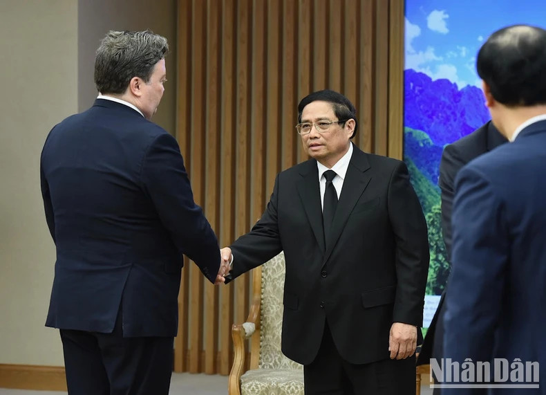 越南政府总理范明正欢迎陪同美国国务卿安东尼·布林肯的美方代表团成员。 越南政府总理范明正欢迎陪同美国国务卿安东尼·布林肯的美方代表团成员。