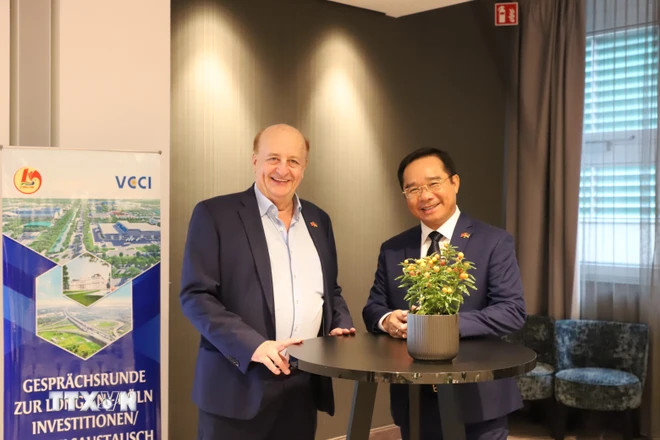 隆安省委书记阮文得和德国企业代表。(图片来源:越通社) 隆安省委书记阮文得和德国企业代表。(图片来源:越通社)