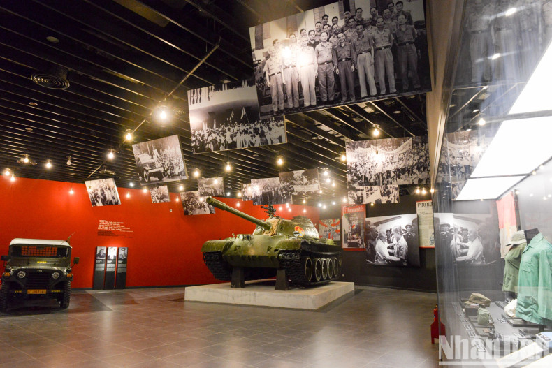 在抗美战争期间,T-54B坦克参加解放顺化、岘港,随后继续参加胡志明战役。 1975年4月30日,这辆坦克率团进入西贡,在前往独立宫的途中,击落了敌方的3辆坦克和装甲车,11时,843号坦克撞上了独立宫的侧门。 在抗美战争期间,T-54B坦克参加解放顺化、岘港,随后继续参加胡志明战役。 1975年4月30日,这辆坦克率团进入西贡,在前往独立宫的途中,击落了敌方的3辆坦克和装甲车,11时,843号坦克撞上了独立宫的侧门。