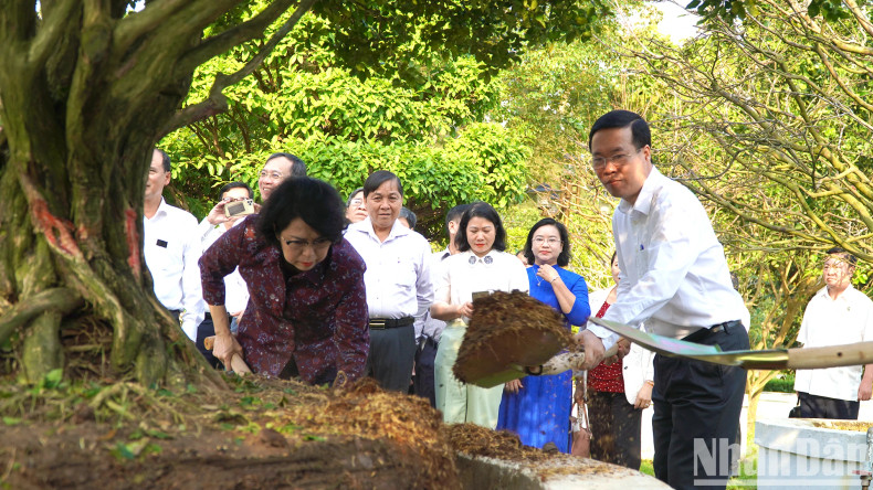 越南国家主席武文赏在阮生色副榜老先生遗迹区植纪念树。
