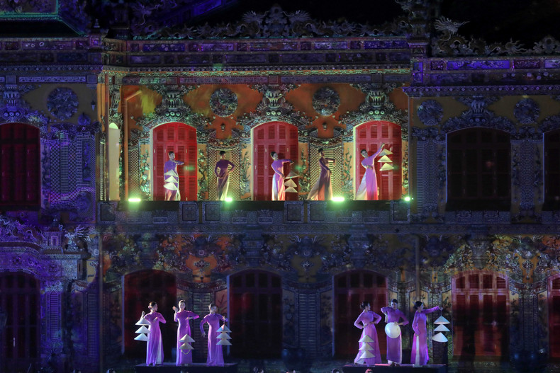 艺术家在建中殿的舞台上表演长衣舞蹈。 艺术家在建中殿的舞台上表演长衣舞蹈。