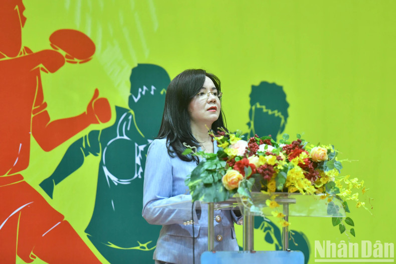 主要赞助商代表发表讲话。 主要赞助商代表发表讲话。