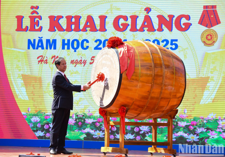 教育培训部部长阮金山敲响新学年开学加油奋进的鼓声。 教育培训部部长阮金山敲响新学年开学加油奋进的鼓声。