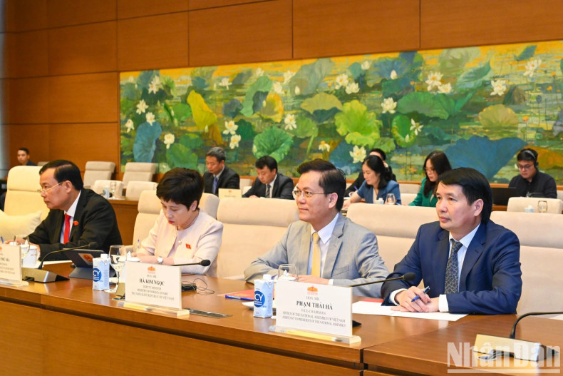 越南国会各委员会、外交部领导一同出席。 越南国会各委员会、外交部领导一同出席。