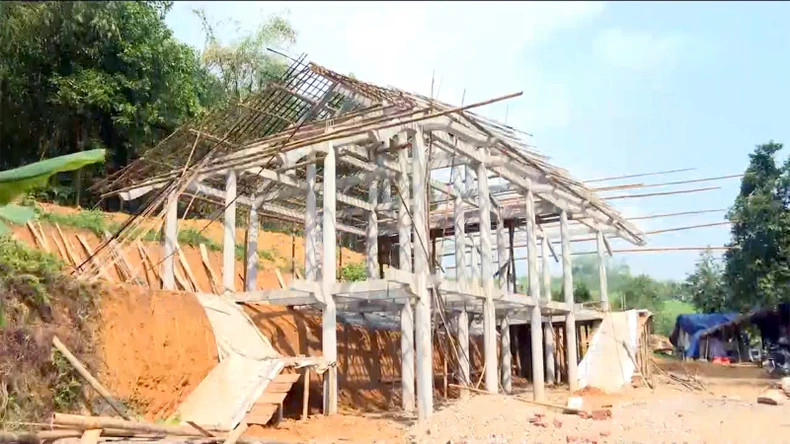 咸安县鹏谷乡合和村微文阁先生家庭建设面积近100平方米的高脚屋预计将于2024年12月完成。 咸安县鹏谷乡合和村微文阁先生家庭建设面积近100平方米的高脚屋预计将于2024年12月完成。