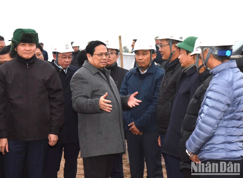 范明正总理走访慰问一号南定-清化500 kV输电线路项目施工单位。 范明正总理走访慰问一号南定-清化500 kV输电线路项目施工单位。