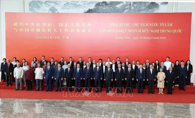 越共中央总书记、国家主席苏林和各位代表以及中国对越友好人士代表。 越共中央总书记、国家主席苏林和各位代表以及中国对越友好人士代表。