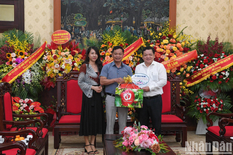 河内邮局代表团前来祝贺《人民报》社。 河内邮局代表团前来祝贺《人民报》社。